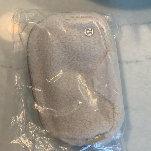 NWT Lululemon everywhere fleece belt bag - Picture 2 of 3